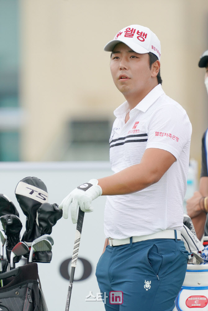 김태우 '코스 보고 생각한다'                                                                                                                                                             