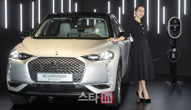 DS오토모빌 순수전기차 E-텐스 옆에선 조여정                                                                                                                                                        