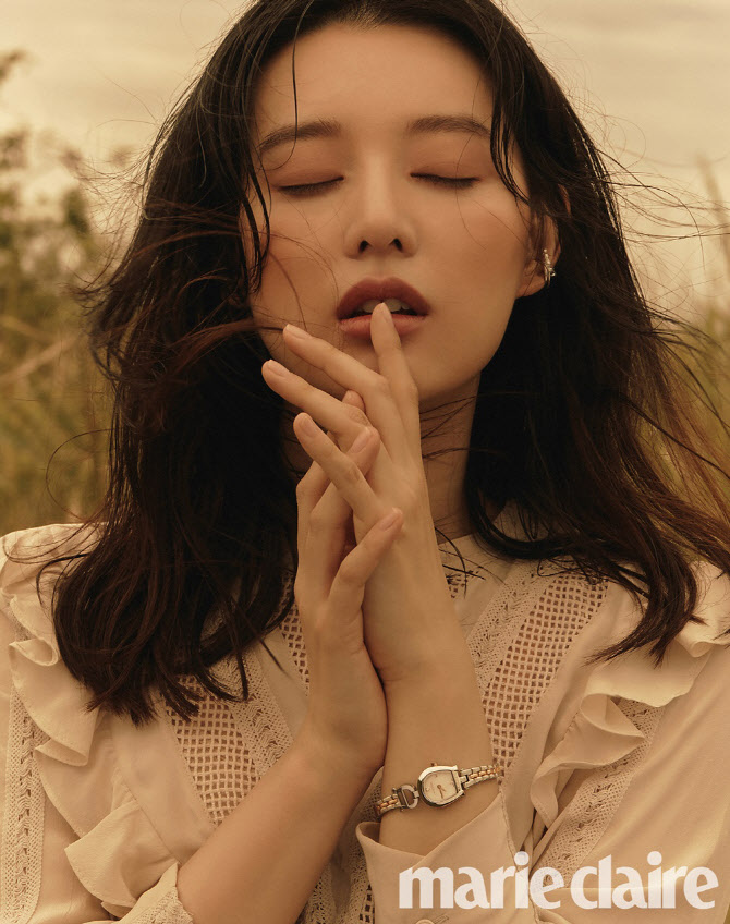 김지원, 인형같은 미모                                                                                                                                                                             