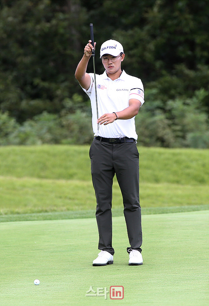  퍼팅라인 읽는 김성현                                                                                                                                                                             