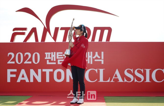 안송이 '짜릿한 우승 키스'                                                                                                                                                               