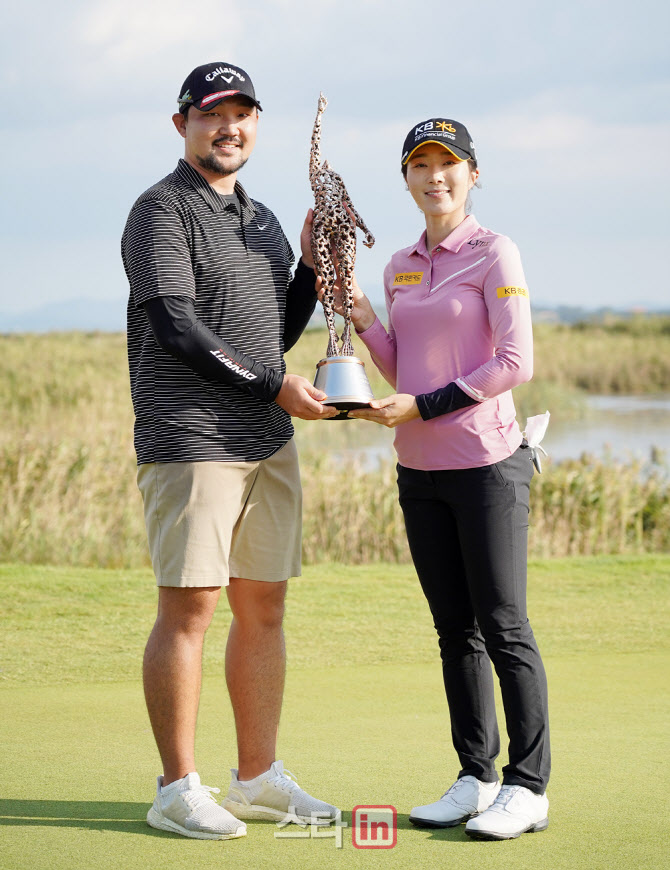 안송이 '콤비 캐디와 우승의 기쁨을'                                                                                                                                                      