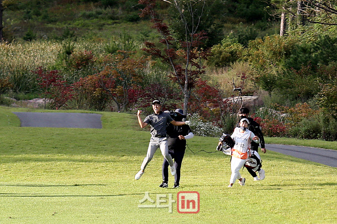  이창우 '이글 성공시키며 펄쩍'                                                                                                                                                          