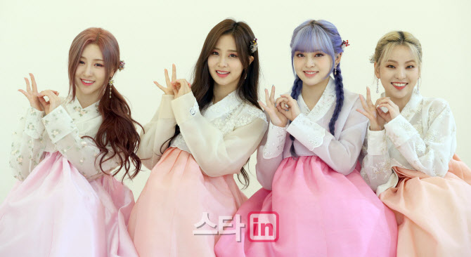 걸그룹 루나솔라, 추석 한복 인사는 상큼 발랄하게                                                                                                                                                   