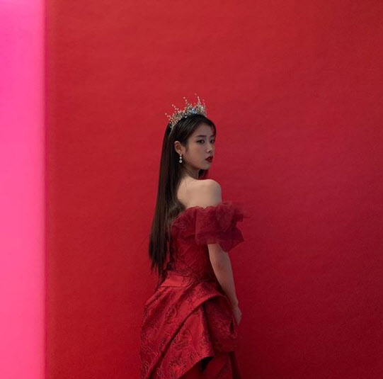  아이유, 우아한 드레스 자태                                                                                                                                                                       