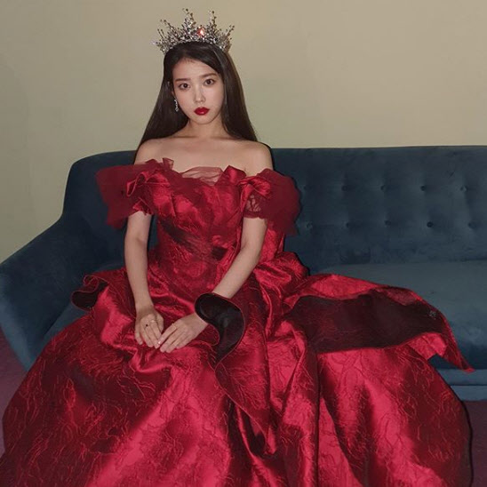  아이유, 치명적인 쇄골 라인                                                                                                                                                                       