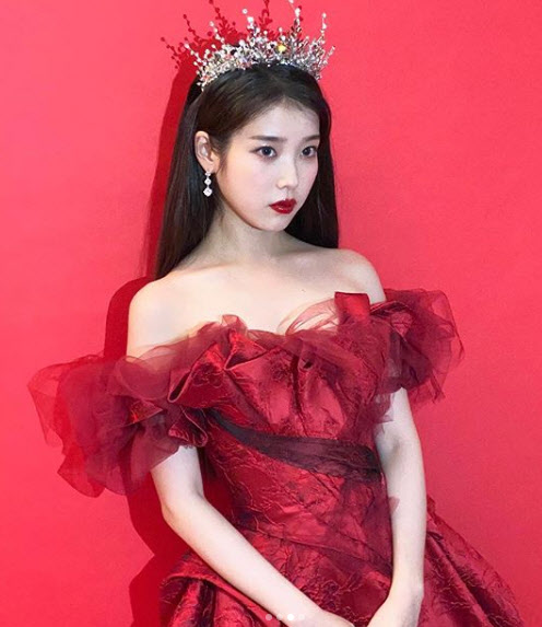  "사람이야, 인형이야"…아이유, 여신 비주얼                                                                                                                                              