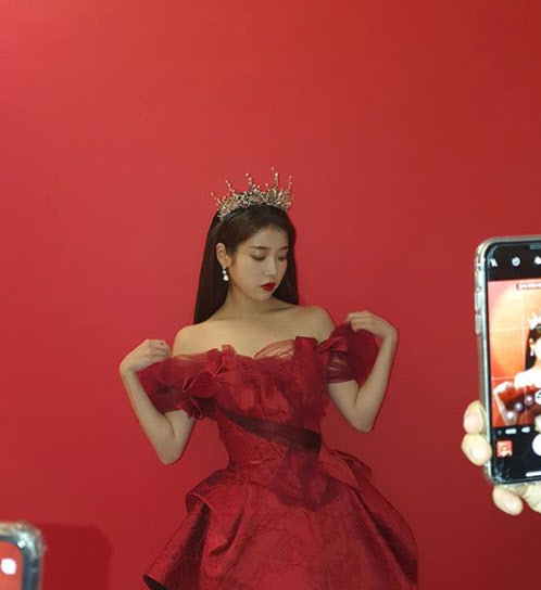  아이유, 섹시 오프숄더                                                                                                                                                                            