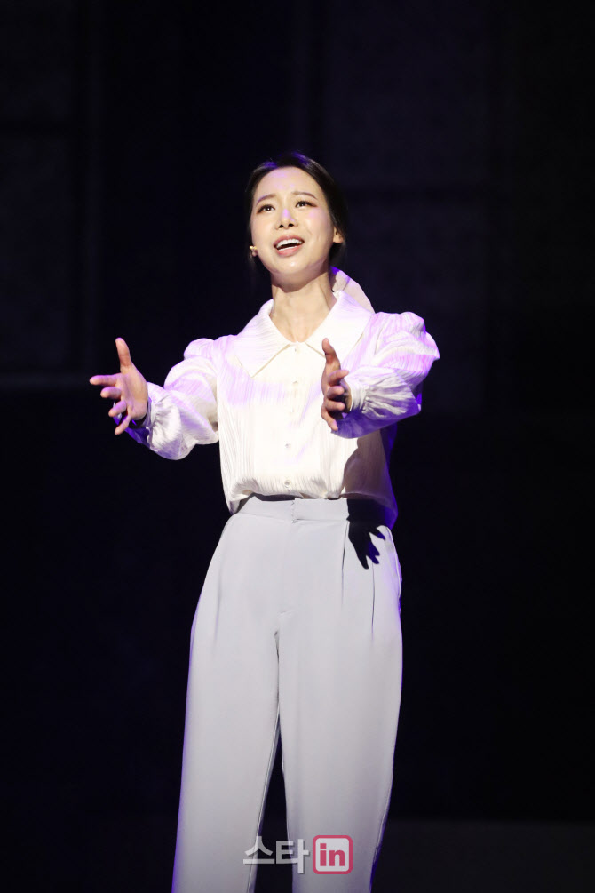 정유지, 애절한 목소리                                                                                                                                                                             