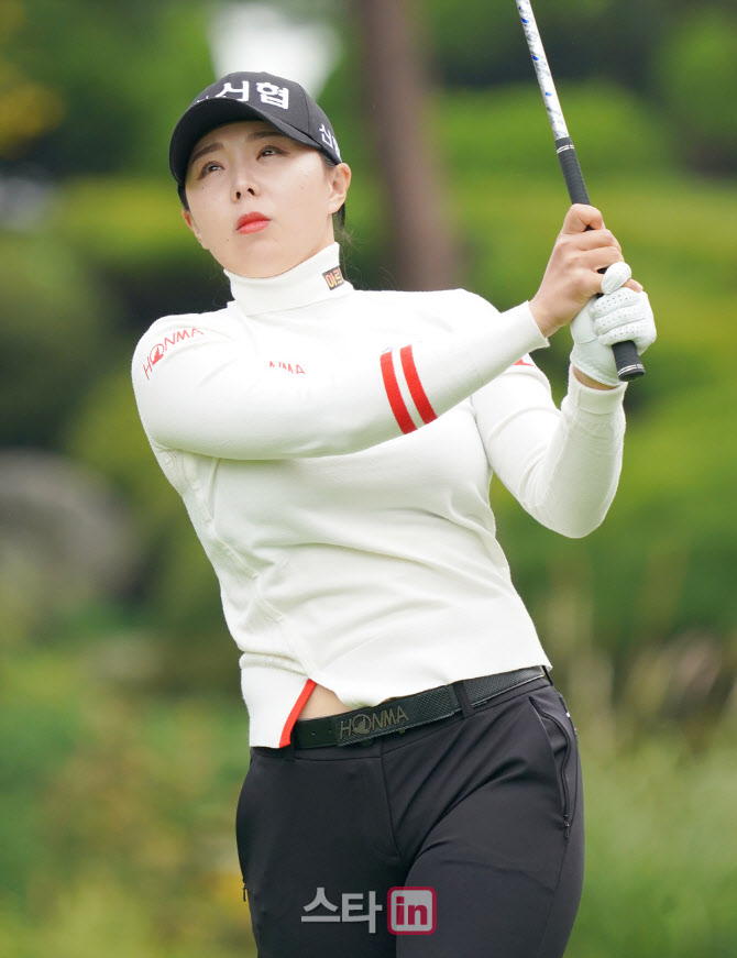 이효린 '타구 방향 확인'                                                                                                                                                                 