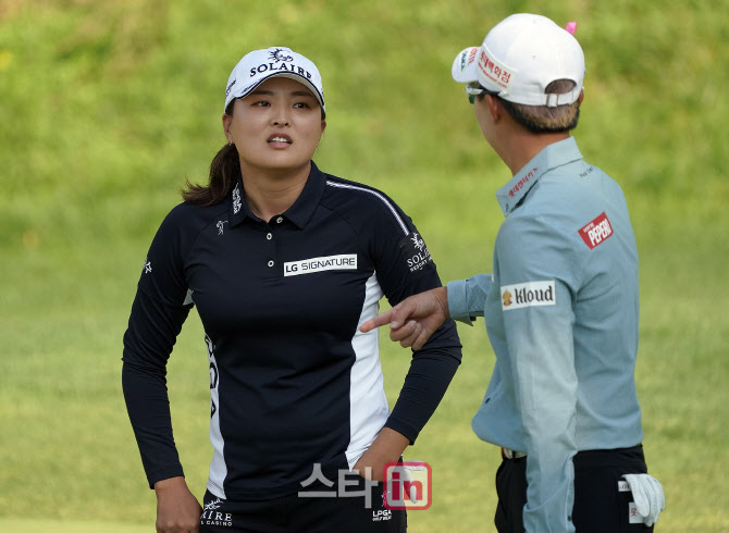  고진영 '절친과 나누는 대화'                                                                                                                                                            