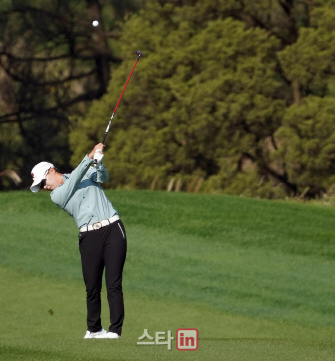 김효주 '2위와 10타차 선두'                                                                                                                                                             