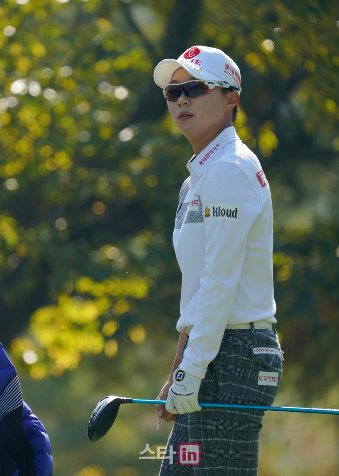 김효주 '타구 방향을 살핀다'                                                                                                                                                             