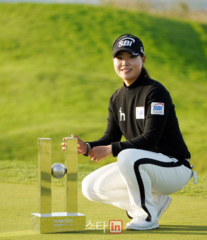 이소미 '생애 첫 우승 포즈에요'                                                                                                                                                          