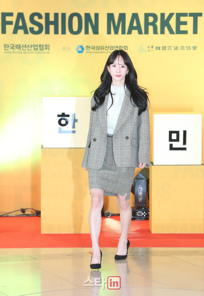 패션 마켓 중심에 선 설아                                                                                                                                                                          