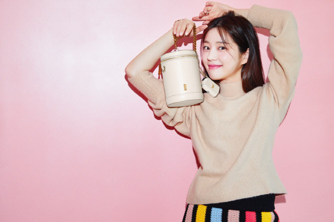 이유비 추천 '홀리데이룩' 눈길                                                                                                                                                                 
