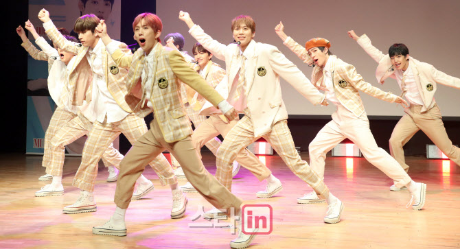 신인 보이그룹 BAE173의 데뷔 무대                                                                                                                                                                  