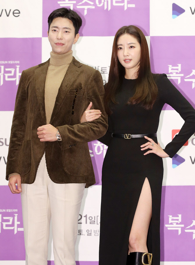 윤현빈-김사랑 '멋진 호흡 기대하세요!'                                                                                                                                                         