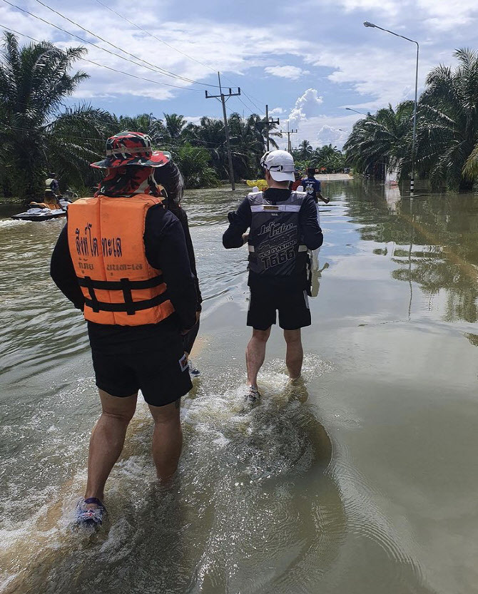 Park Yoo-cheon, Sam Mae-kyung, volunteering in Thailand