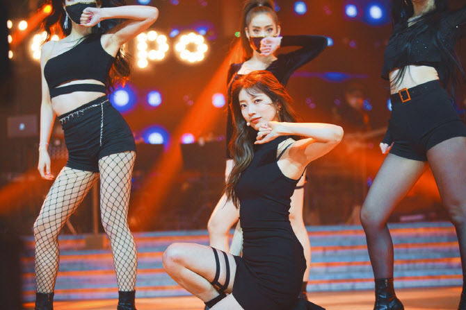 수지, 눈부신 여신미모로 최고의 라이브 무대 예고                                                                                                                                                         