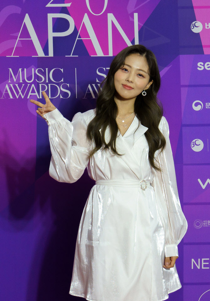 흰, 하얀 원피스 입고 상큼 브이                                                                                                                                                                          