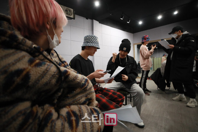 그룹 킹덤, '지금은 보컬 연습중이에요'                                                                                                                                                   