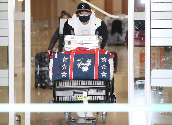  입국장에 '쓱' 들어서는 추신수                                                                                                                                                          