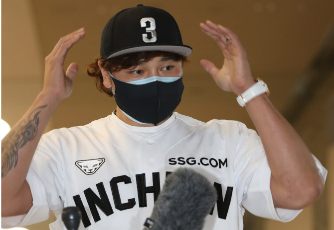  취재진 질문에 답하는 추신수                                                                                                                                                                      