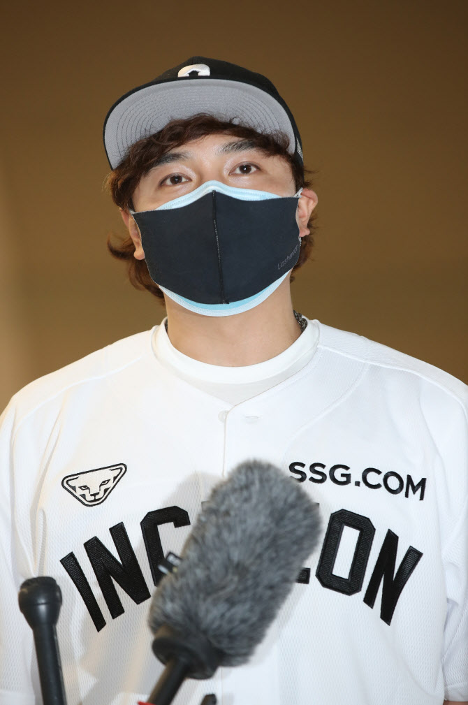  취재진 질문에 답하는 추신수                                                                                                                                                                      