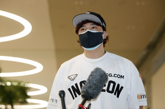  취재진과 인터뷰하는 추신수                                                                                                                                                                       