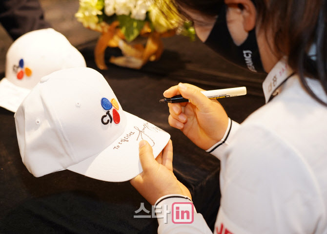 홍정민 '제 사인입니다'                                                                                                                                                                  