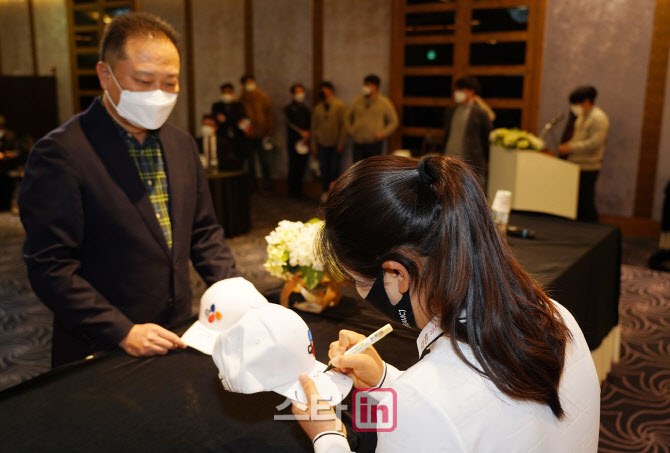 홍정민 '첫 사인은 대표님께'                                                                                                                                                             