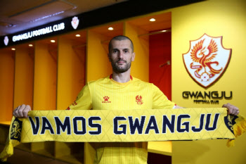 광주, 세르비아 국가대표 수비수 알렉스 영입