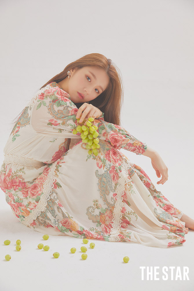 이달의 소녀 희진, 청순함 가득한 화보                                                                                                                                                              