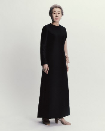 '미나리' 윤여정, BAFTA서 디올 드레스 착용