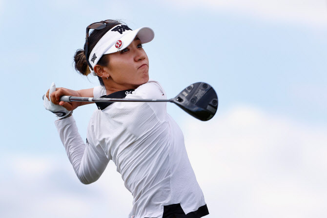 Lydia Go, who takes the lead in the first stroke, competes with Koda to win the Lotte Championship