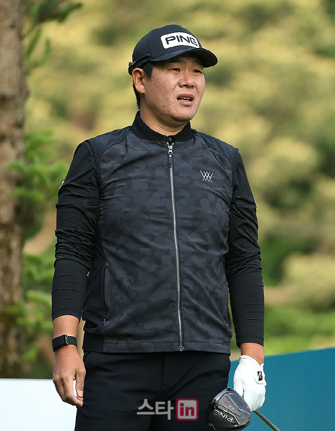  타구 바라보는 주흥철                                                                                                                                                                             