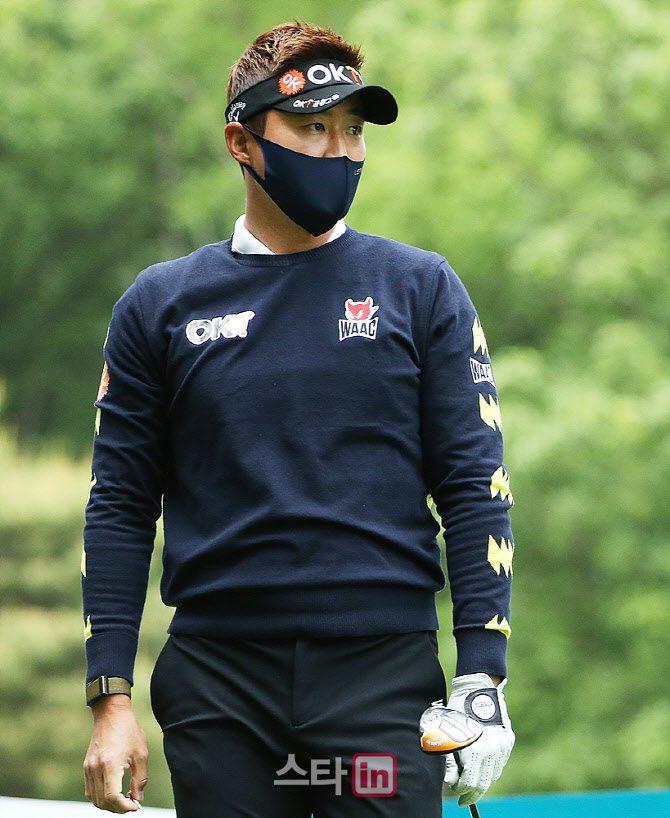  타구 바라보는 이태희                                                                                                                                                                             