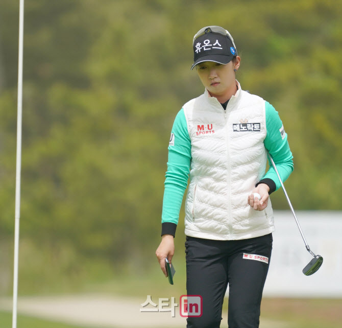 김소이 '홀 주변 경사를 살핀다'                                                                                                                                                          