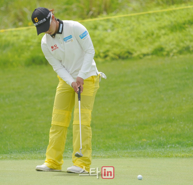 정윤지 '감각적인 버디 퍼트'                                                                                                                                                             