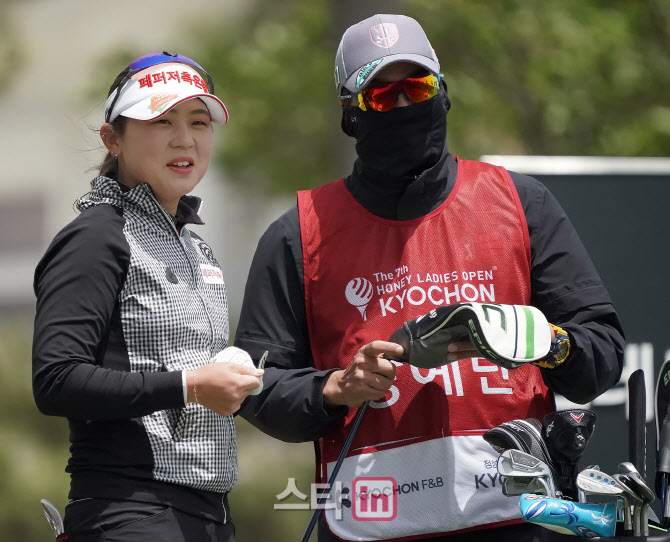  강예린-진성용 '2라운드 최선을 다한다'                                                                                                                                                  