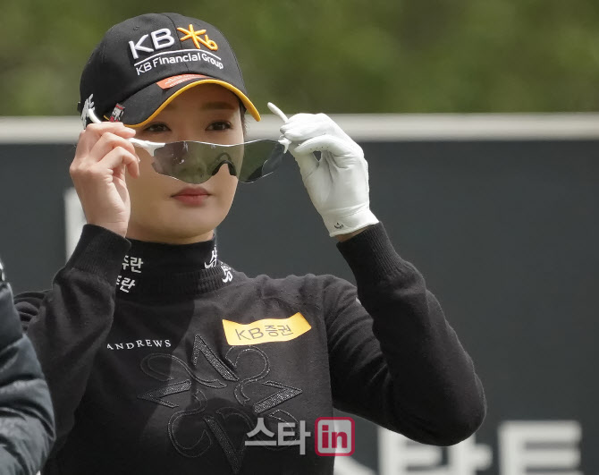  오지현 '선글래스 고쳐 쓰고'                                                                                                                                                            