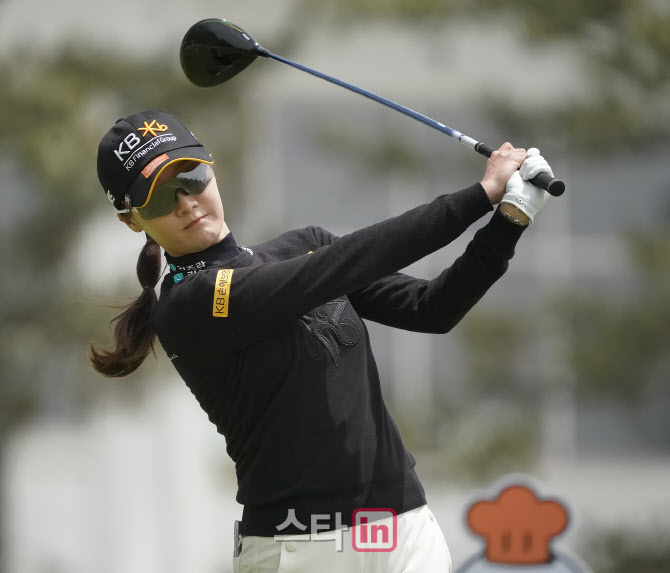  오지현 '오후 바람은 장난 아니네'                                                                                                                                                       