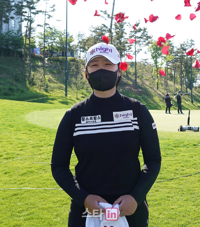 곽보미 '우승 꽃세레 너무 좋네요'                                                                                                                                                        