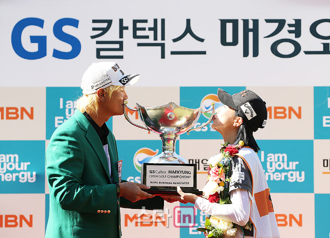  허인회 '트로피에 입맞춤'                                                                                                                                                               