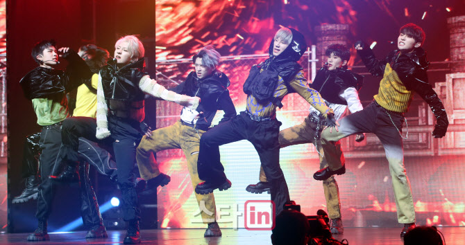 신인 보이그룹 블리처스, '강렬한 데뷔 무대'                                                                                                                                              