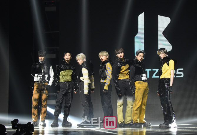 블리처스, ‘세계를 향해 돌진!’                                                                                                                                                                   