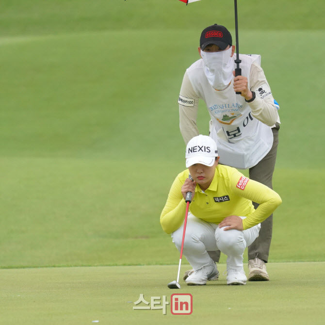 김보아 '버디 위해 상의한다'                                                                                                                                                             