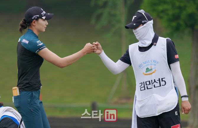 김민선 '10m 버디 성공 파이팅'                                                                                                                                                           