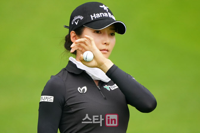  필드 마네킹 정지유 '버디 찬스 아쉽다'                                                                                                                                                  